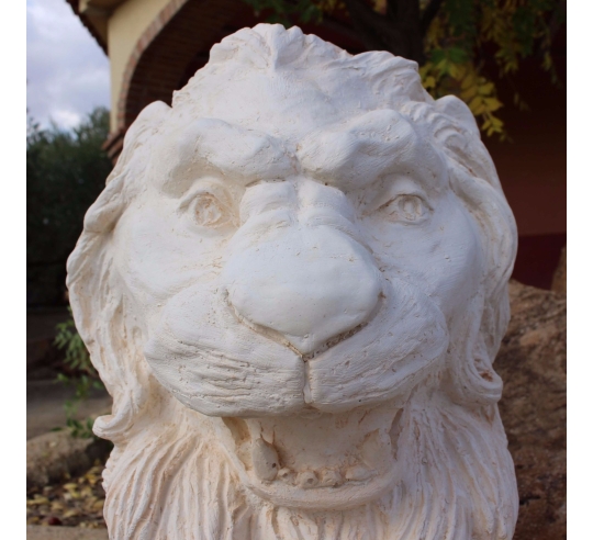 Cabeza de león en piedra reconstituida