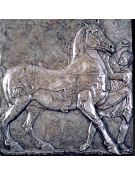 Bas-relief funéraire de penteli représentant un ecuyer et un cheval recouvert d'une peau de panthère, Musée national d'Athènes.
