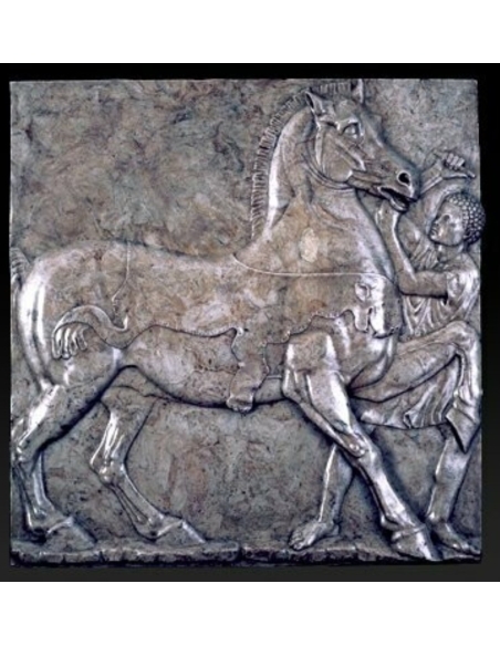 Bas-relief funéraire de penteli représentant un ecuyer et un cheval recouvert d'une peau de panthère, Musée national d'Athènes.