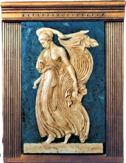 Bajorrelieve Menadus sosteniendo una espada y la parte de...