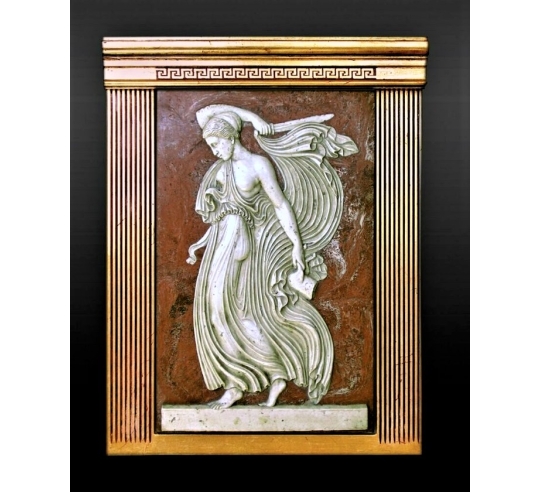Bas-relief Ménade tenant une épée et la partie...