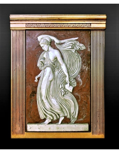 Bas-relief Ménade tenant une épée et la partie d'un agneau, scène de sacrifice rituel de Bacchanale.