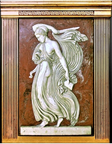 Bas-relief Ménade tenant une épée et la partie d'un agneau, scène de sacrifice rituel de Bacchanale.