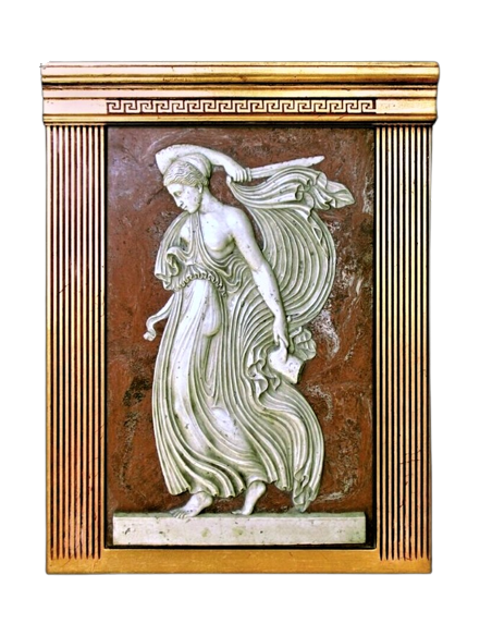 Bas-relief Ménade tenant une épée et la partie d'un agneau, scène de sacrifice rituel de Bacchanale.