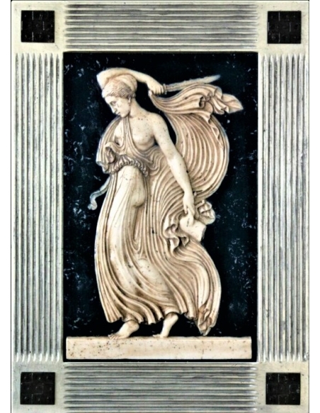 Bas-relief Ménade tenant une épée et la partie d'un agneau, scène de sacrifice rituel de Bacchanale.