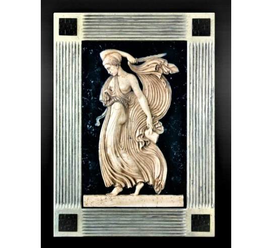 Bas-relief Ménade tenant une épée et la partie...