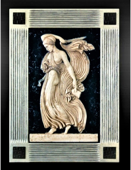 Bas-relief Ménade tenant une épée et la partie d'un agneau, scène de sacrifice rituel de Bacchanale.