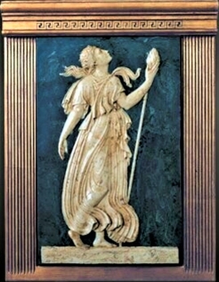 Bajorrelieve de Ménade sosteniendo un Tirso, atributo de...