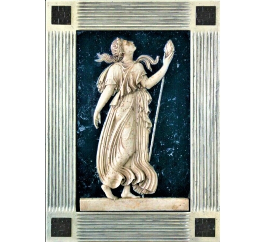 Bajorrelieve de Ménade sosteniendo un Tirso, Atributo de Dioniso, símbolo de prosperidad, fertilidad y hedonismo.