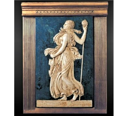 Bajorrelieve de Ménade sujetando un cordero...