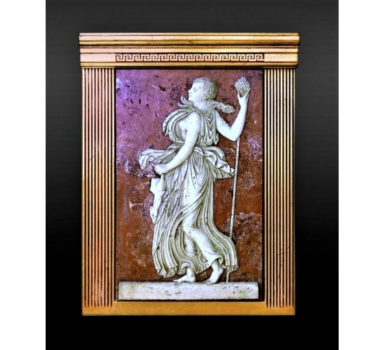 Bajorrelieve de Ménade sosteniendo un Tirso.