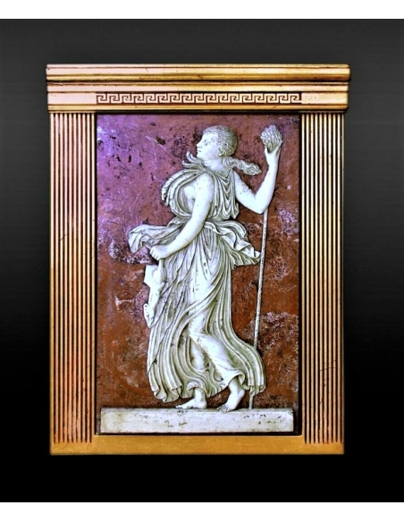 Bajorrelieve de Ménade sosteniendo un Tirso.