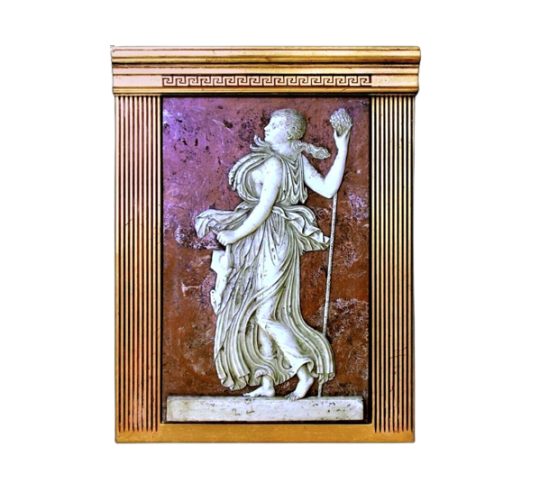 Bajorrelieve de Ménade sosteniendo un Tirso.