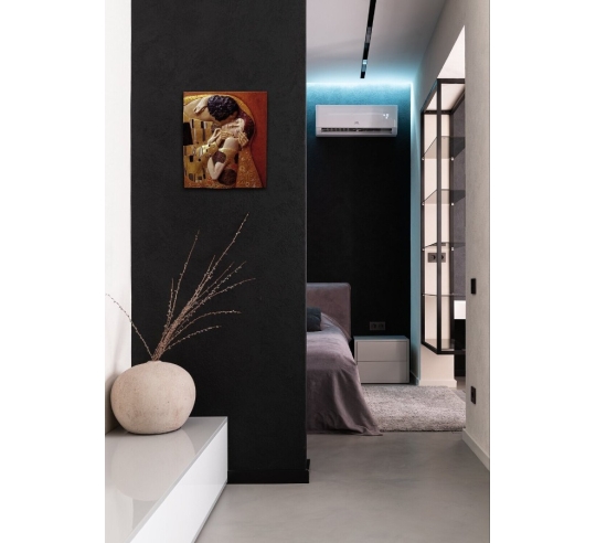 Relief painting The Kiss after Gustav Klimt.