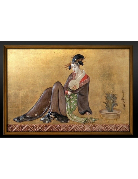 Cuadro en relieve de una bella cortesana japonesa o bijin-ga sentada y abanicándose suavemente, una escena de estilo Ukiyo-e.