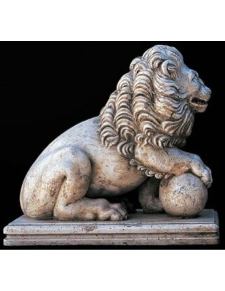 Estatua de león de estilo veneciano, reproducción de los leones de las columnas de la catedral de Ravello.