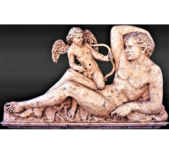 Bas-relief Cupidon contemplant la beauté d'Adonis.