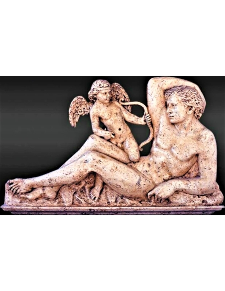 Bas-relief Cupidon contemplant la beauté d'Adonis.