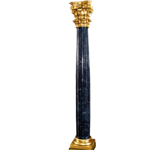 Columna de estilo corintio imitación mármol negro, pie y capitel con pátina dorada.
