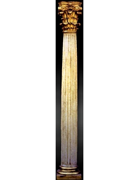 Colonne de style corinthien imitation marbre crème, pied et chapiteau patine doré.