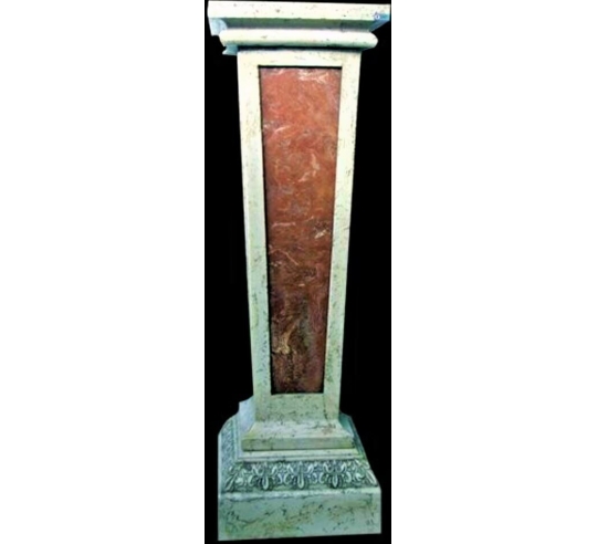 Piédestal carré de style romain, chapiteau en...