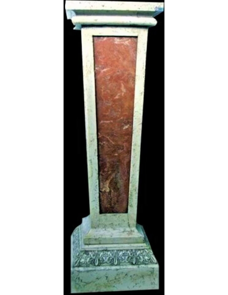 Piédestal carré de style romain, chapiteau en forme de pyramide inversée.