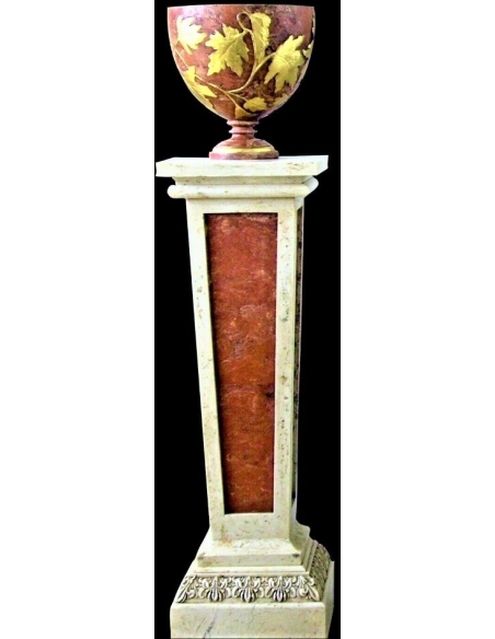 Piédestal carré de style romain, chapiteau en forme de pyramide inversée.