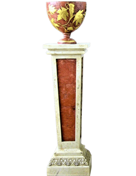 Piédestal carré de style romain, chapiteau en forme de pyramide inversée.