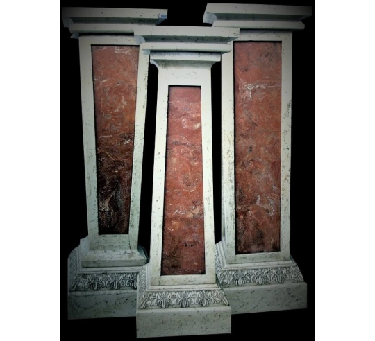 Piédestal carré de style romain, chapiteau en...