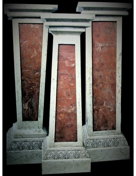 Piédestal carré de style romain, chapiteau en forme de pyramide.