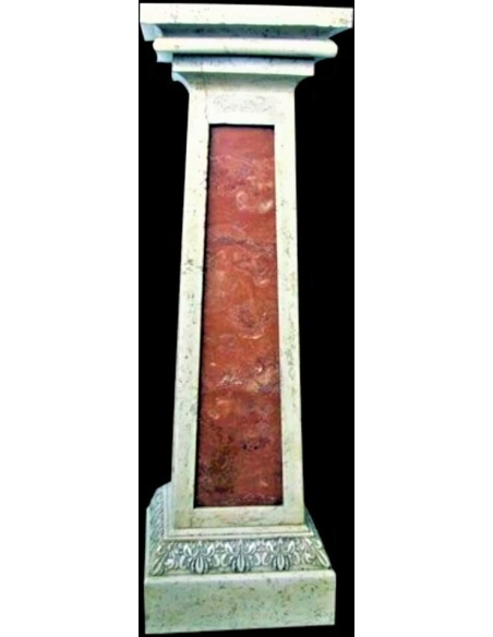 Piédestal carré de style romain, chapiteau en forme de pyramide.