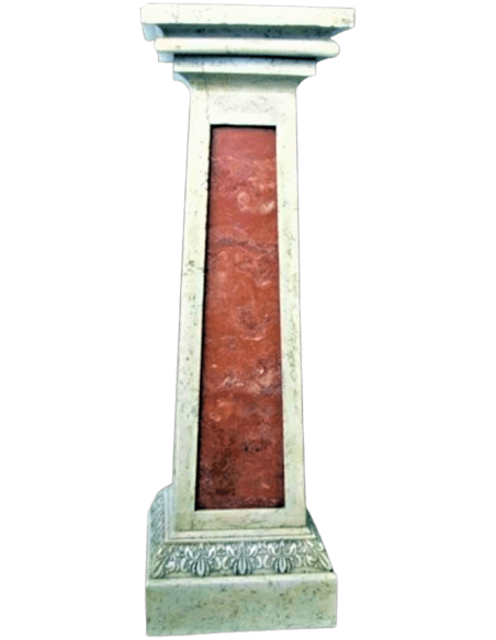 Piédestal carré de style romain, chapiteau en forme de pyramide.