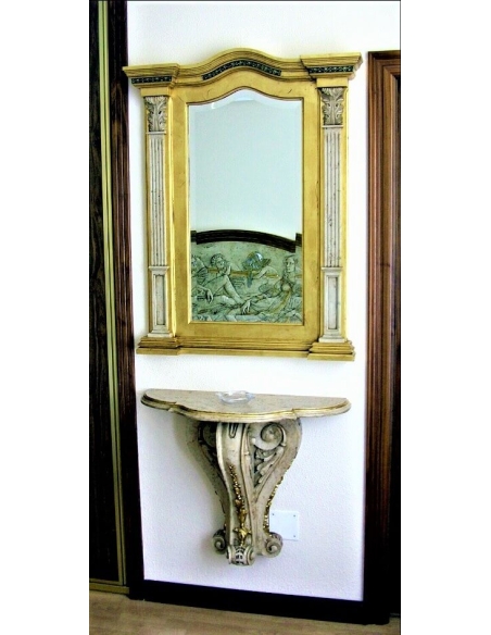 Wall bracket in the Renaissance style, decorated with stylised acanthus leaves, with a cream and gilded patina.