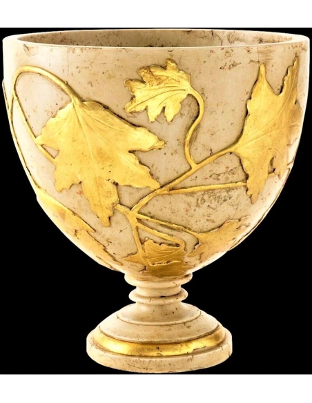 Jarrón de estilo romano con motivos de hojas de vid, según un modelo hallado en Pompeya, con pátina crema y dorada.