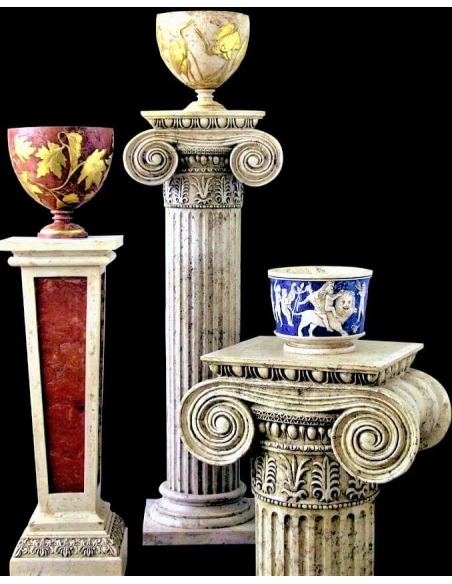 Jarrón de estilo romano con motivos de hojas de vid, según un modelo hallado en Pompeya, con pátina crema.