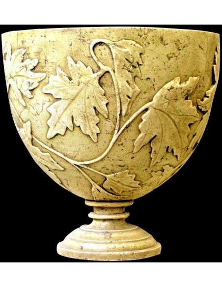 Jarrón de estilo romano con motivos de hojas de vid, según un modelo hallado en Pompeya, con pátina crema.