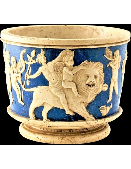 Mortero de estilo romano con ángeles y personajes celebrando y cabalgando un león.