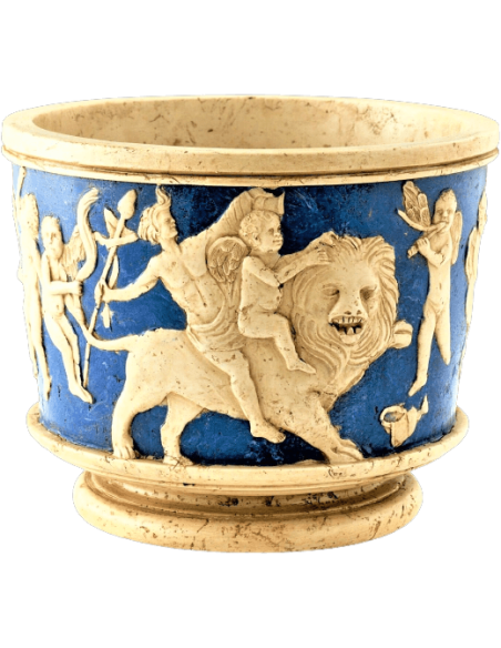 Mortero de estilo romano con ángeles y personajes celebrando y cabalgando un león.