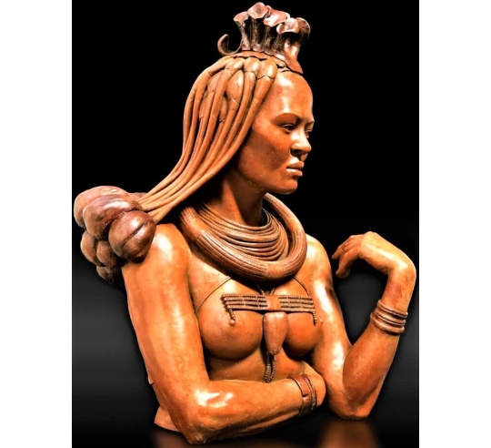 Escultura de mujer himba.