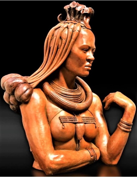 Escultura de mujer himba.