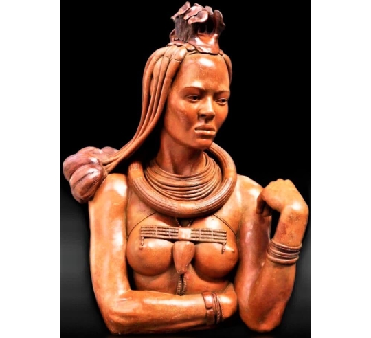 Escultura de mujer himba.