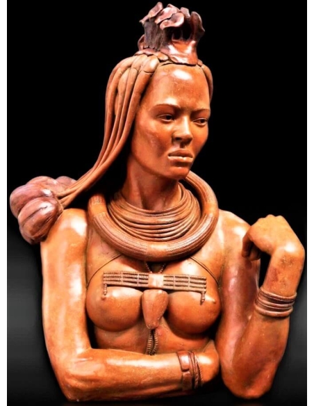 Escultura de mujer himba.