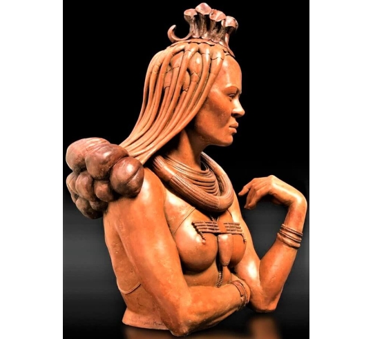 Escultura de mujer himba.