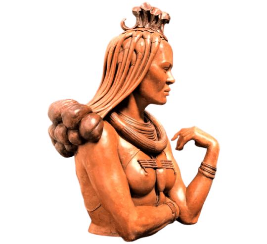 Escultura de mujer himba.