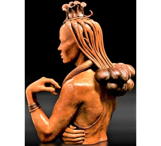 Escultura de mujer himba.