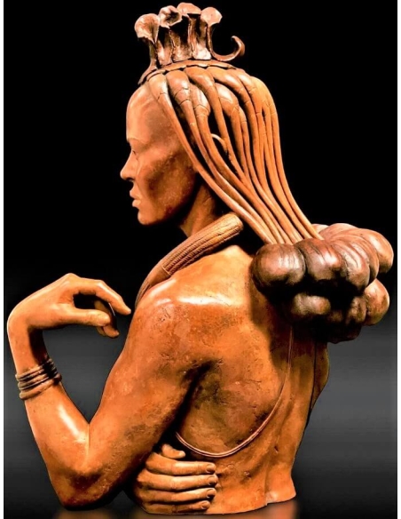 Escultura de mujer himba.