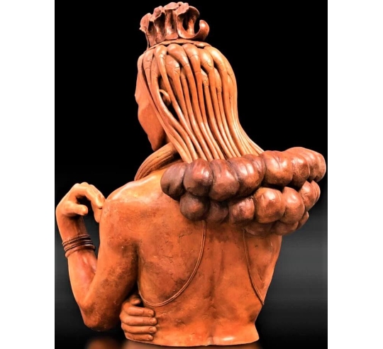 Escultura de mujer himba.
