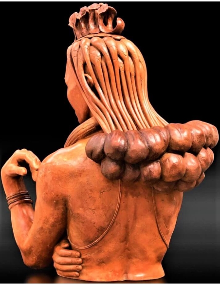 Escultura de mujer himba.