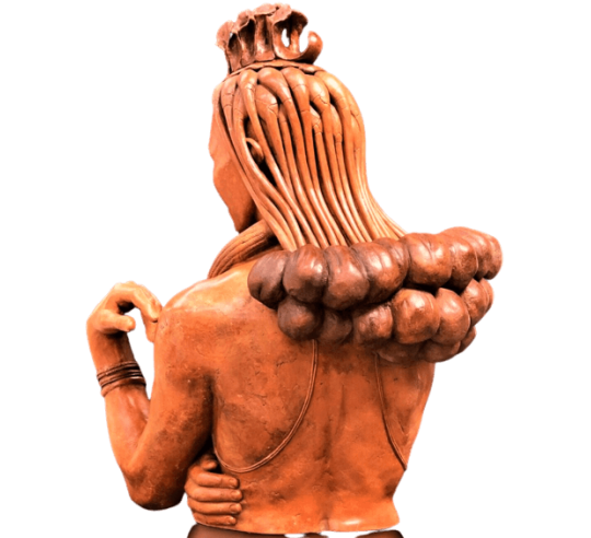 Escultura de mujer himba.