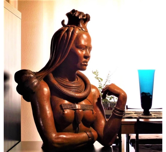 Escultura de mujer himba.